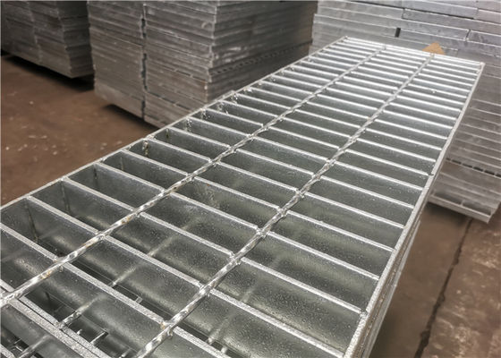 ISO9001 चरण बोर्ड जस्ती इस्पात झंझरी वॉकवे दबाव प्रतिरोध वेल्डिंग