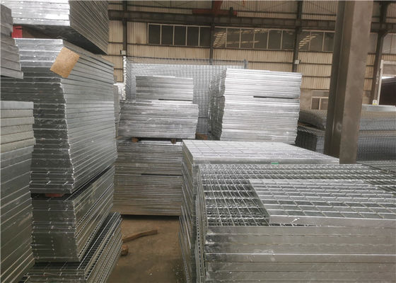 स्टेनलेस जस्ती सीढ़ी स्टील झंझरी कैटवॉक Q235 305 मिमी चौड़ाई चलती है: