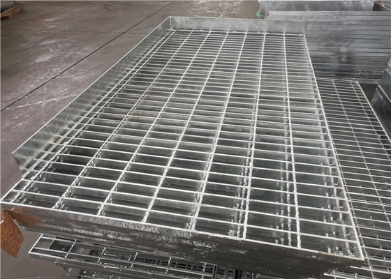 स्टेनलेस जस्ती सीढ़ी स्टील झंझरी कैटवॉक Q235 305 मिमी चौड़ाई चलती है: