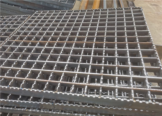 सीरेटेड सीढ़ी चलने प्लेटफार्म स्टील झंझरी गर्म जस्ती 3X30