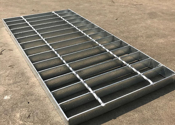 Q235 सीरेटेड हॉट डिप जस्ती स्टील ग्रेटिंग प्लेटफॉर्म 65x5mm