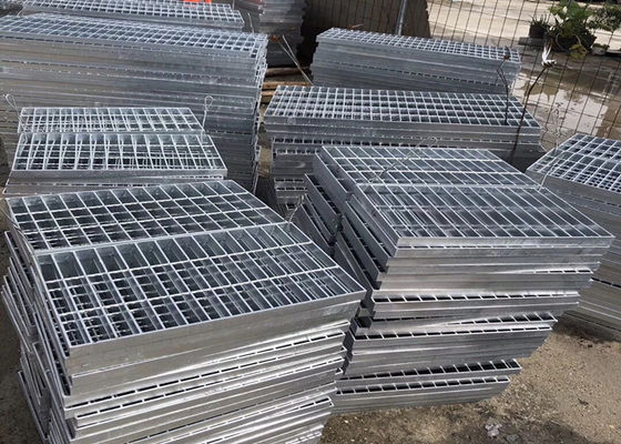 Q235 सीरेटेड हॉट डिप जस्ती स्टील ग्रेटिंग प्लेटफॉर्म 65x5mm