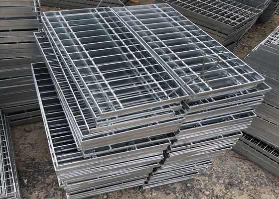 Q235 सीरेटेड हॉट डिप जस्ती स्टील ग्रेटिंग प्लेटफॉर्म 65x5mm