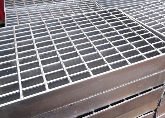 पार्क नाली कैटवॉक धातु झंझरी 30X100mm हल्के वजन प्रभाव प्रतिरोध