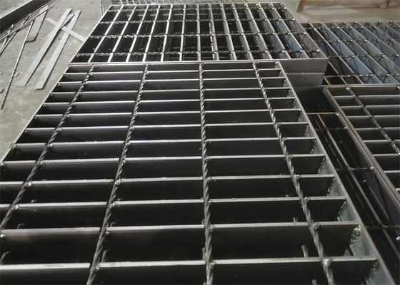स्टेडियम नालियों के लिए एंटी स्किड लो कार्बन स्टील ग्रेटिंग प्लेट 65x5 मिमी