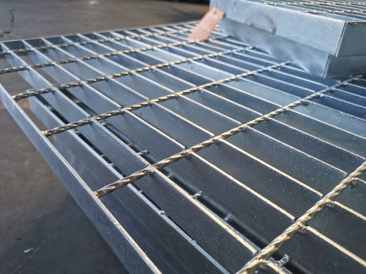 32x3mm जस्ती इस्पात झंझरी प्लेट स्वेज ड्राइववे वॉकवे के लिए बंद कर दिया: