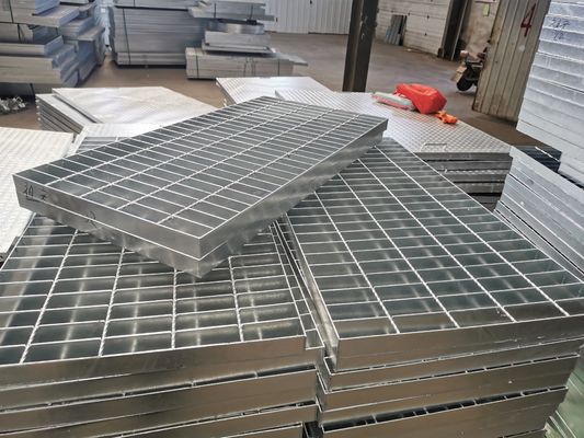 स्क्वायर पोर्ट नॉन स्किड स्टील ग्रेट सीढ़ी 40 मिमी स्वच्छता इंजीनियरिंग के लिए चलती है
