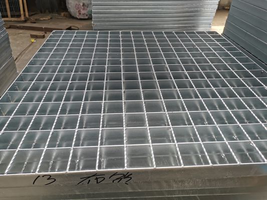 स्क्वायर पोर्ट नॉन स्किड स्टील ग्रेट सीढ़ी 40 मिमी स्वच्छता इंजीनियरिंग के लिए चलती है