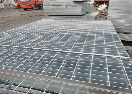 30 * 100 मिमी वेल्डेड बार झंझरी वॉकवे Q235 जस्ती इस्पात झंझरी