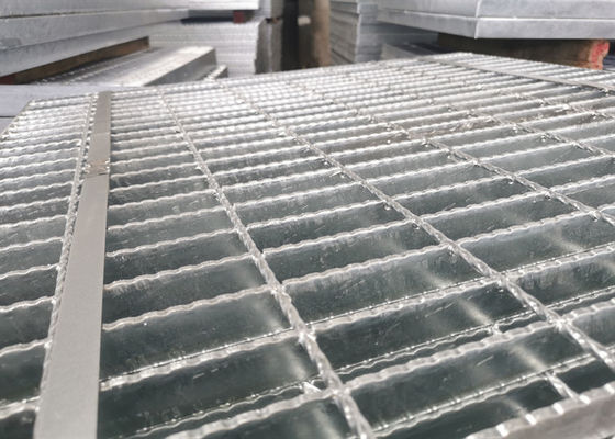 30 * 100 मिमी वेल्डेड बार झंझरी वॉकवे Q235 जस्ती इस्पात झंझरी